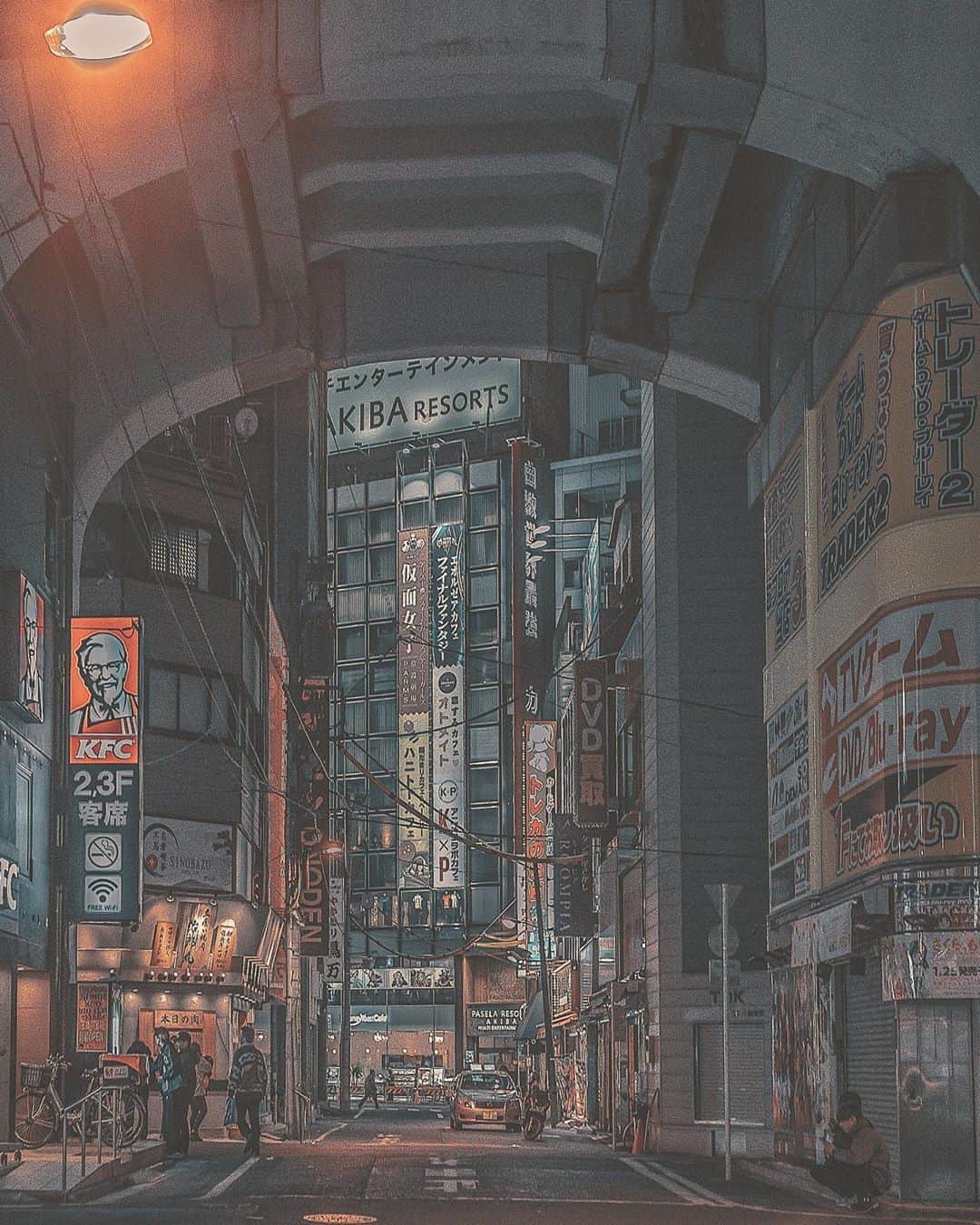 羽坂譲人のインスタグラム：「Tokyo 20XX . . . . .  #way2ill #gramslayers #hypebeast #hbouthere #hypebeastart #highsnobiety #hsdesign #hsinthefield #nightwalkermagazine #depthobsessed #classicsmagazine #NIGHTSHOOTERS #streetsgrammer #35mm #magazine35mm #photocinematica #leica #leica_camera #leicaphoto #leicaphotography #nowherediary #leicam10p #summilux #life_is_street #forthetones #cineminer #worldviewmag」