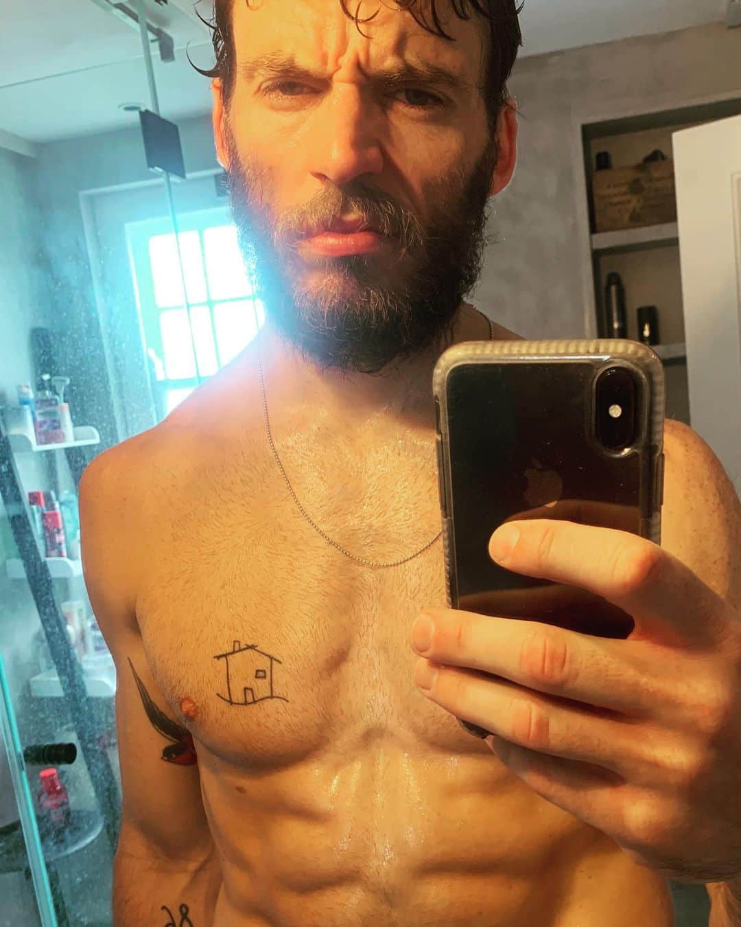 サム・クラフリンのインスタグラム：「Sweaty sweater 🥵」