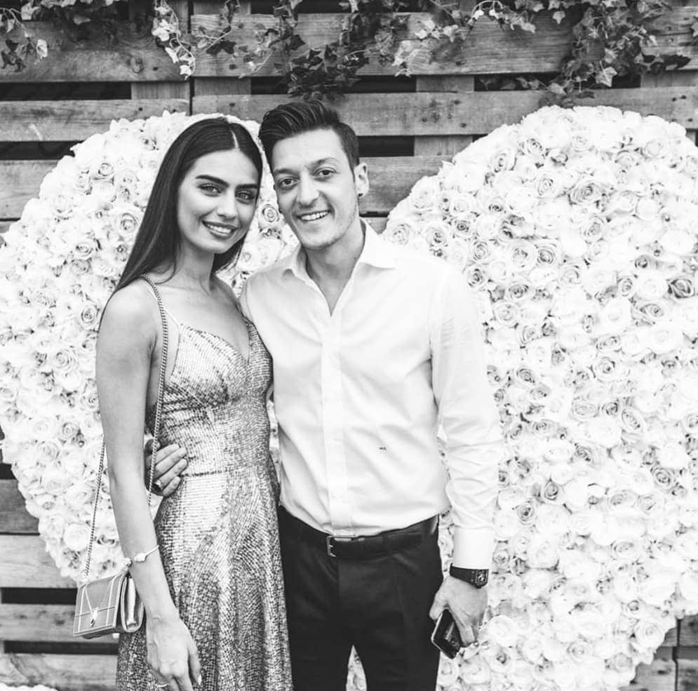 メスト・エジルのインスタグラム：「Happy Birthday to the love of my life ❤️ aşkım seni seviyorum 😘 Thank you for being such a wonderful wife & lovely mother! @gulseamine」