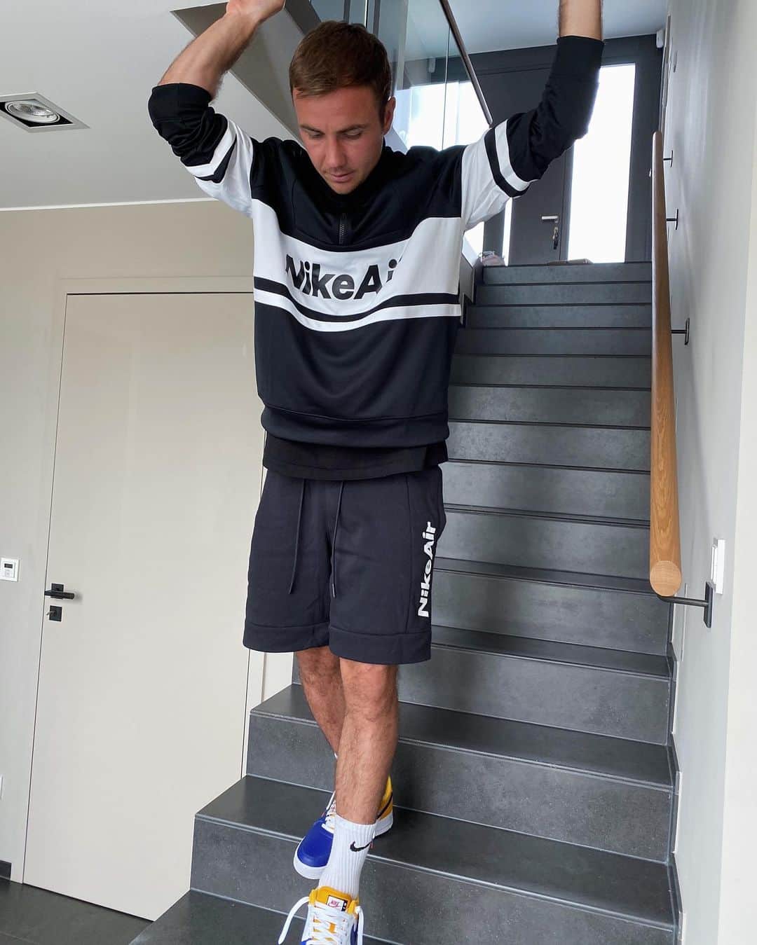 マリオ・ゲッツェのインスタグラム：「waiting forever for my wife to be ready to go ⏱」
