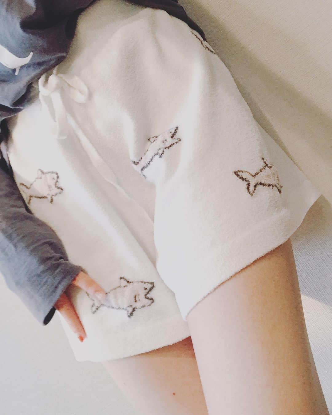 諏訪彩花のインスタグラム：「前に載せたサメ〜🦈あったかくなってきたから履いてるよ〜✨ あと、まえにTwitterに載せた写真のversion違い🌙笑 #サメ#ジェラピケ#夜中メイク#」