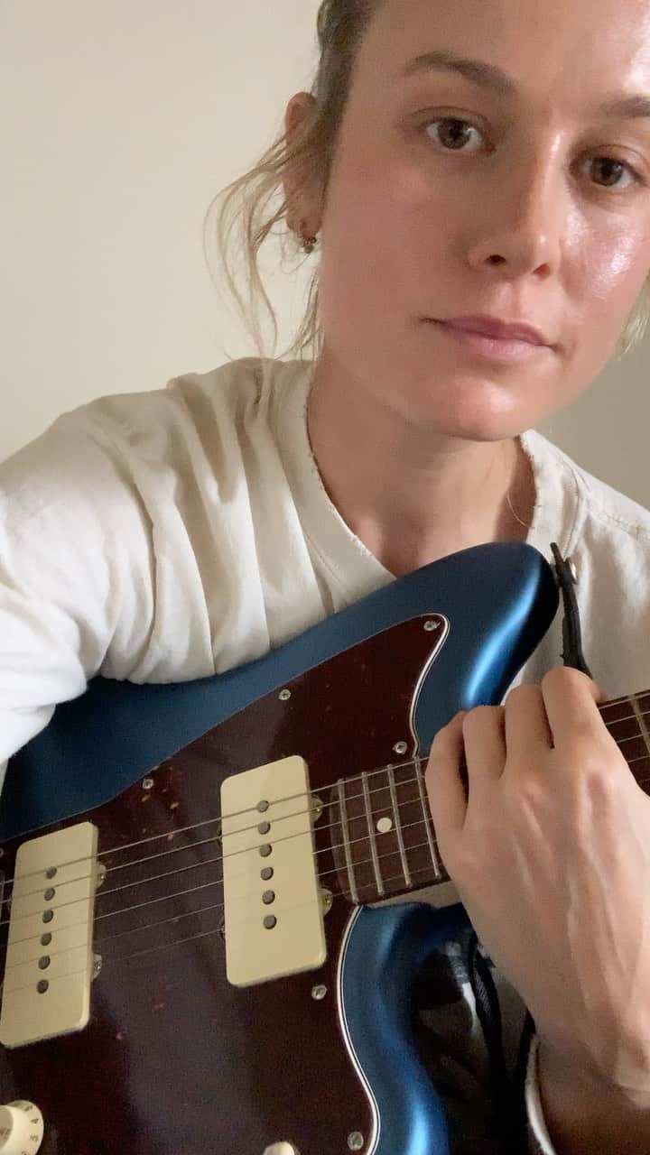 のインスタグラム：「Literally me and my relationship with the internet 😝. (Thank you @noahcyrus for this beautiful heartfelt song 💕💕💕)」