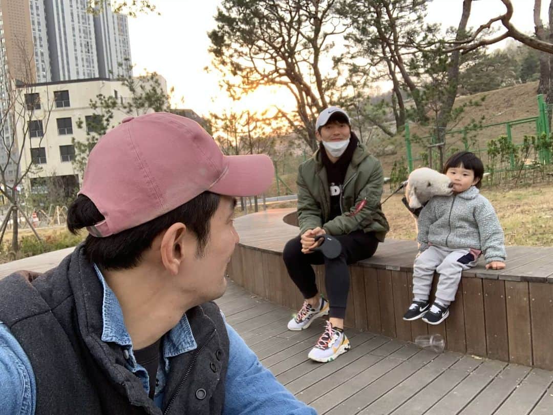 パク・ジュヒョンのインスタグラム：「뽀뽀 귀신. 입술자랑 그만하고 다녀라」