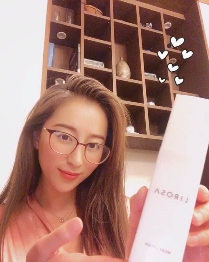伊東愛のインスタグラム：「人生最高に嬉しすぎたお誕生日サプライズの動画の前に、お気に入りのお化粧水の動画をシェアさせてください🎈🎥 @lirosa_tokyo のミルキーローション😍 ミルキーなのに手にとったら一瞬で水分に変わってグングン染み込みびっくり🤭二回繰り返してパックしたほどにうるうるお肌に🍑ヘビロテ決定です🧡  #LIROSA #skincare #cosmetics #madeinjapan #pr」