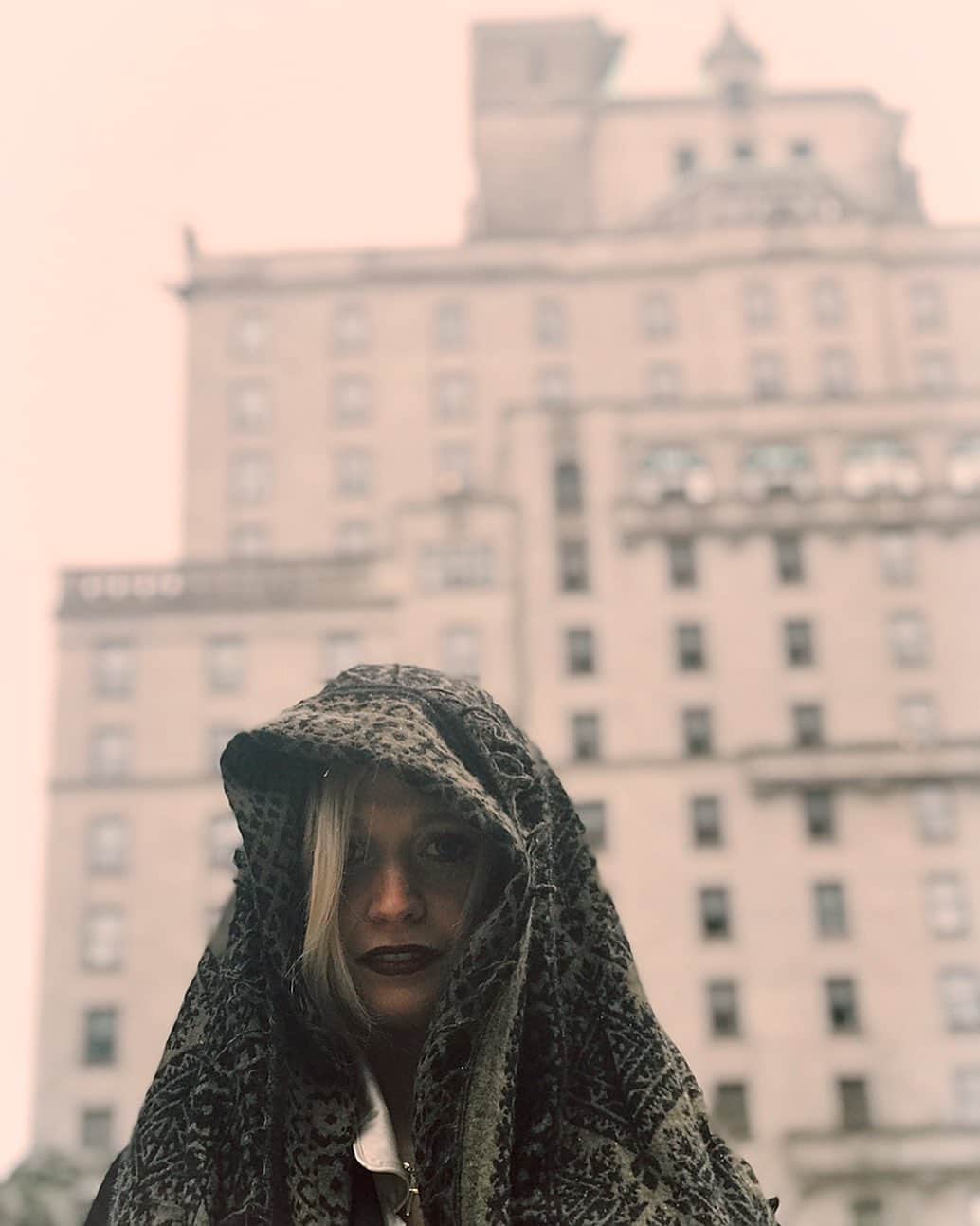 カーステン・ムーア＝タワーズのインスタグラム：「no rain, no flowers 🌧🌼 Rainy Oakville makes me nostalgic for a rainy Vancouver and maybe even a makeshift scarf umbrella ☂️」
