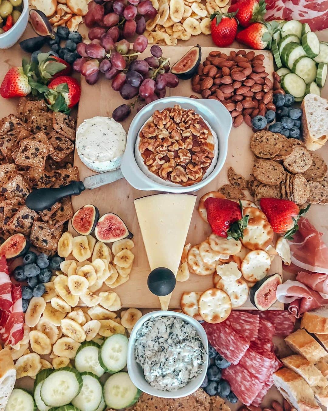 Stephanie Sterjovskiさんのインスタグラム写真 - (Stephanie SterjovskiInstagram)「A charcuterie board sounds good for a rainy quarantine day, no? Make it a wine & cheese night! 🧀🍷Linked some of my fave cheese boards here: http://liketk.it/2NXK3 @liketoknow.it #liketkit #StayHomeWithLTK #LTKhome #charcuterieboard」5月1日 2時02分 - stephsjolly