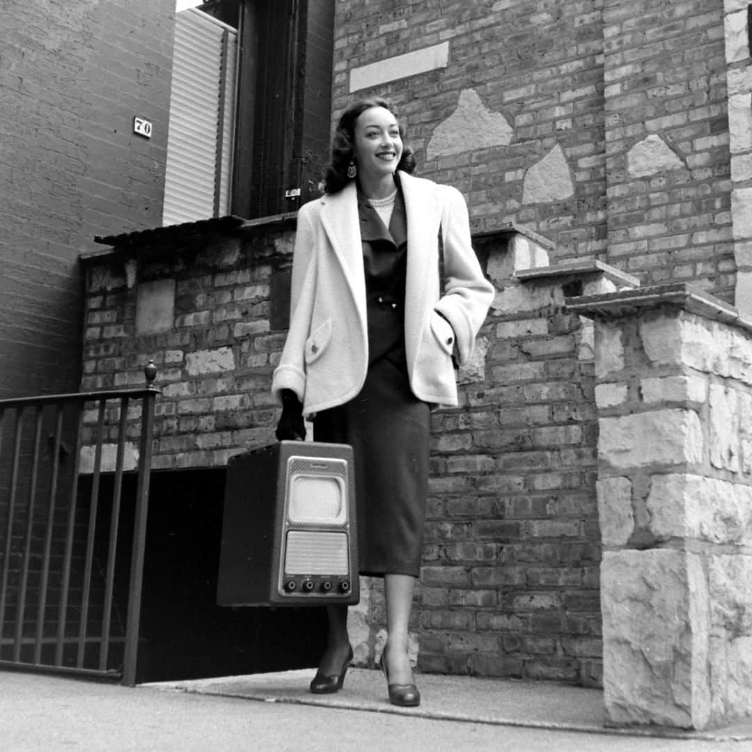 lifeさんのインスタグラム写真 - (lifeInstagram)「A young woman carries the first portable television on a New York street. According to the December 13, 1948 issue of LIFE, this "easily transportable" 31-pound Sentinel TV has a "7-inch screen and sells for $206.90 complete." (📷George Skadding/LIFE Picture Collection) #tbt #tech #1940sfashion #newyork」5月1日 2時02分 - life