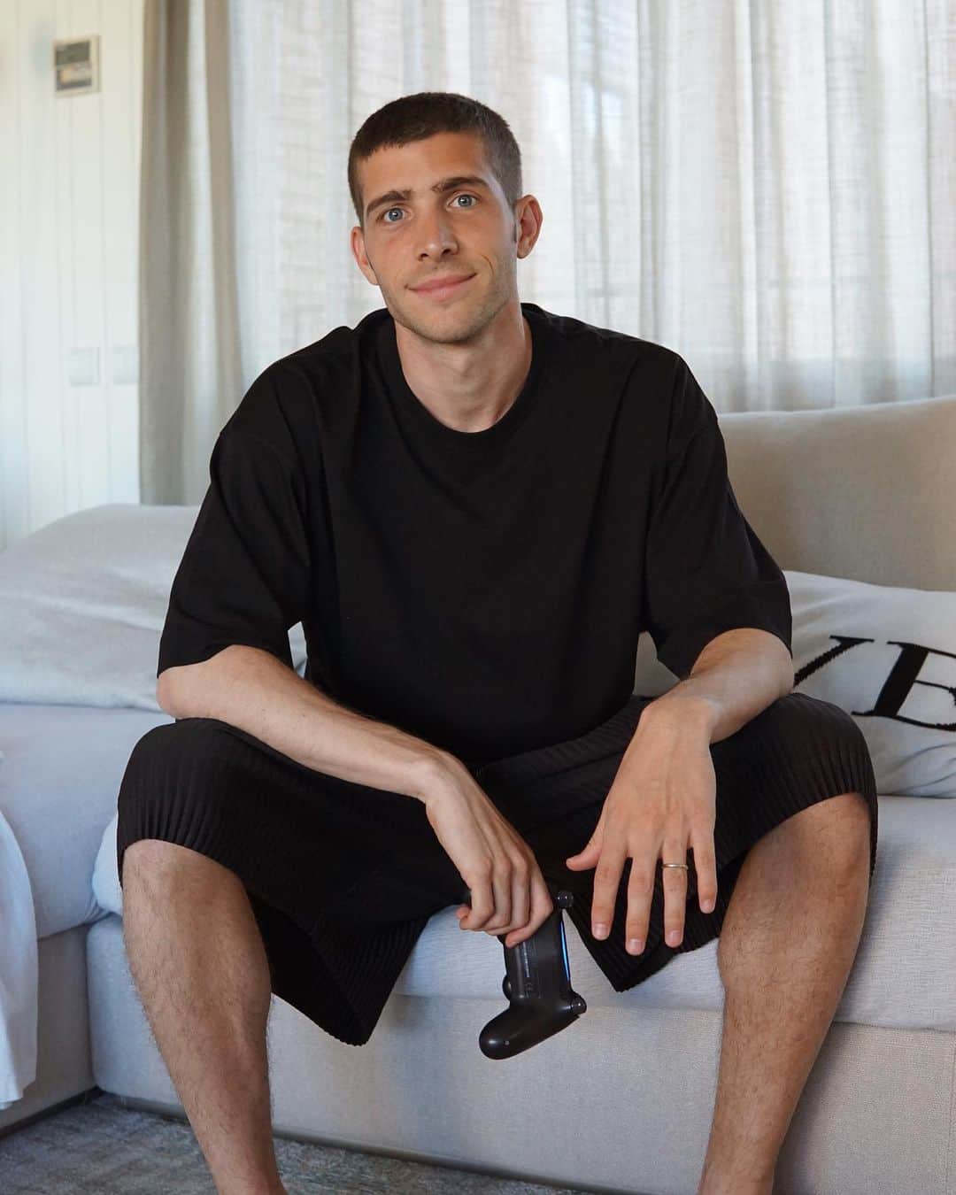 セルジ・ロベルトのインスタグラム：「Quien quiere hacer unas partidas en el modo creativo con mis amigos? 🙋🏼‍♂️🎮 Escribe tu nombre de usuario en epic games y en los próximos días agregaré a 2 de vosotros!」