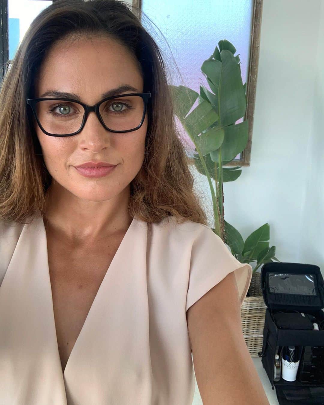 ズザンナ・ヤカボスのインスタグラム：「your home office outfit vs mine」