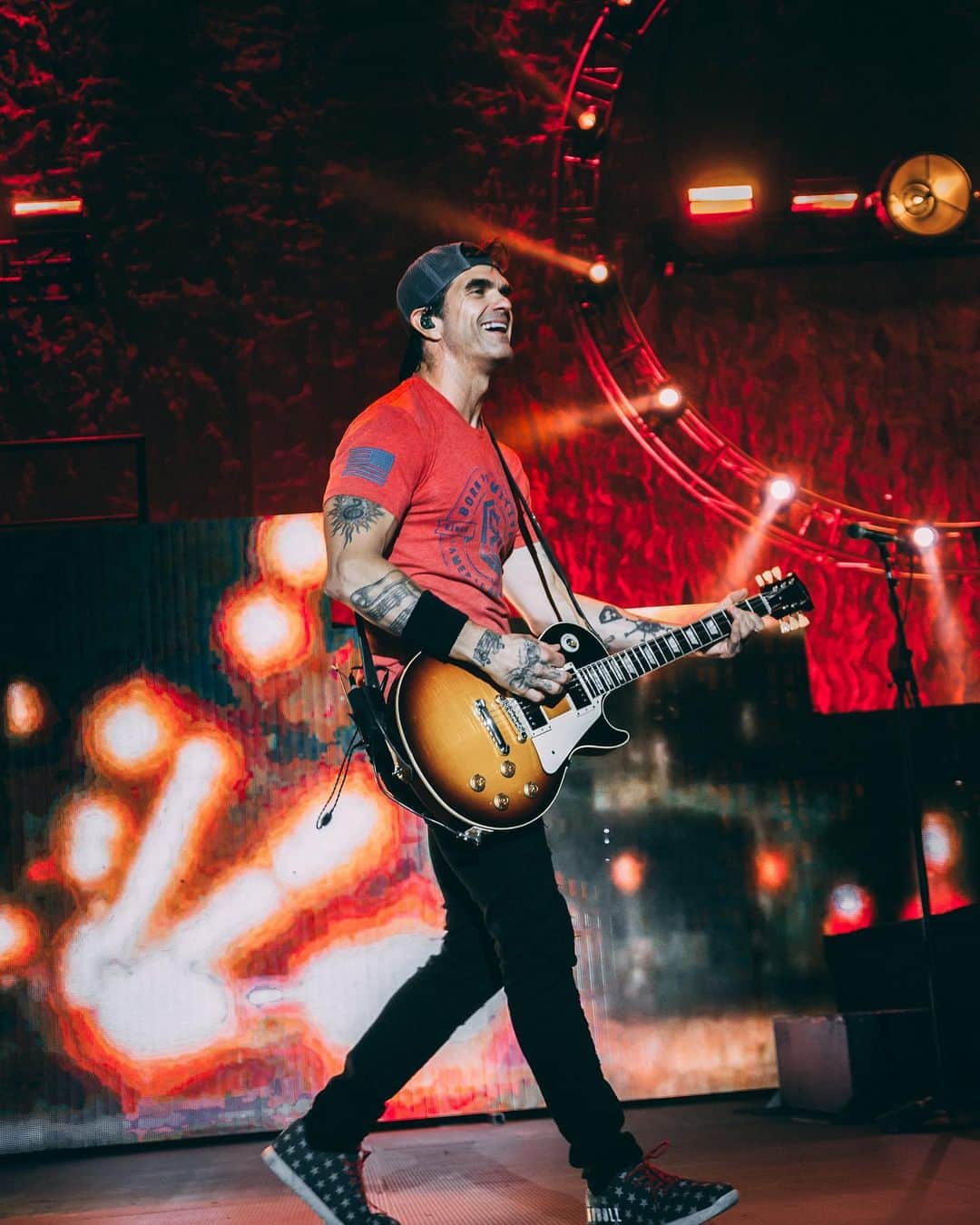 3 Doors Downのインスタグラム：「It's @chris3doorsdown's birthday! Send him some Birthday love in the comments. ⬇️」