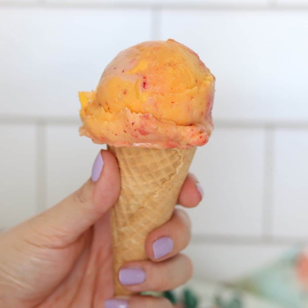 Yonanasさんのインスタグラム写真 - (YonanasInstagram)「Grab a cone & fill it with 𝐅𝐑𝐔𝐈𝐓! This delicious “ice cream” is made with purely Strawberry🍓+ Mango🥭 + Banana🍌. Click the link in our profile to see how with Yonanas.」5月1日 2時45分 - yonanas