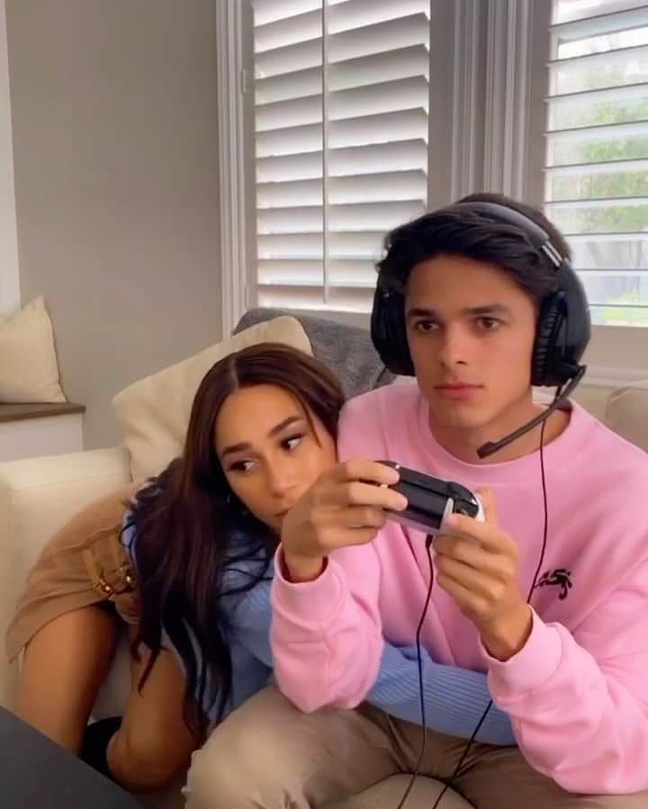 Brent Riveraのインスタグラム：「I guess this is just how girls are..😊😂 @mylifeaseva」