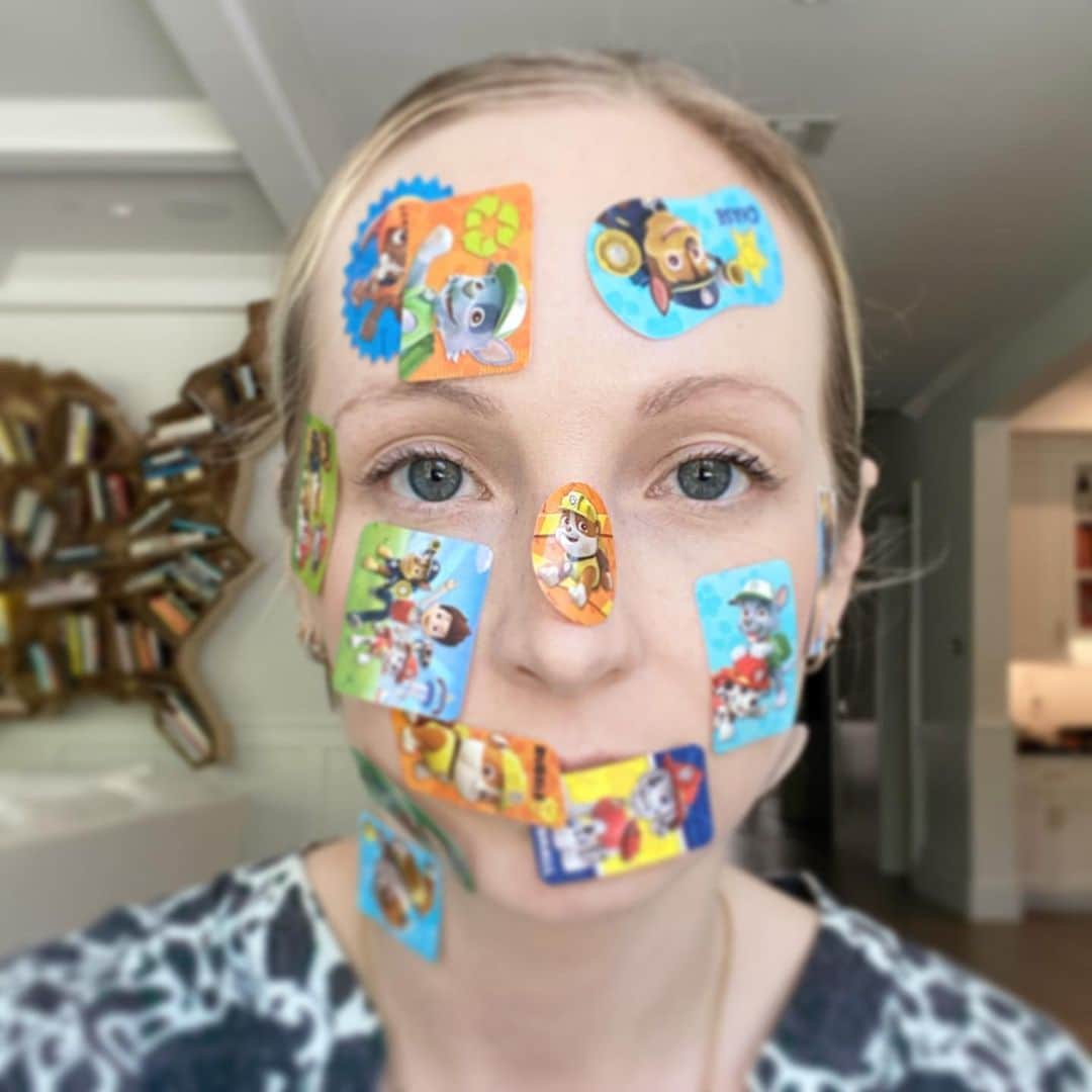 キャンディス・アッコラさんのインスタグラム写真 - (キャンディス・アッコラInstagram)「Loving my new at home self care face mask routine! It’s great for leaving sticky residue and red marks on your face. You can get it anywhere paw patrol stickers are sold ✌️」5月1日 3時07分 - candiceking