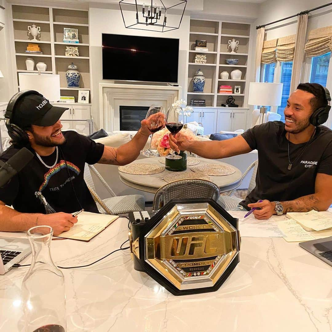 カルロス・コレアのインスタグラム：「CHEERS🍷to a lot of hard work and our first episode dropping soon! The Walk Out Podcast coming soon 🙌🏽 @lancemccullers43 @thewalkoutpodcast」