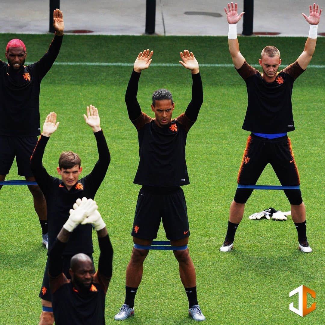 ヤスパー・シレッセンのインスタグラム：「Put your hands in the air if you are ready to get back on the pitch! 🙌🏻 Let's all be patient and stay safe!」