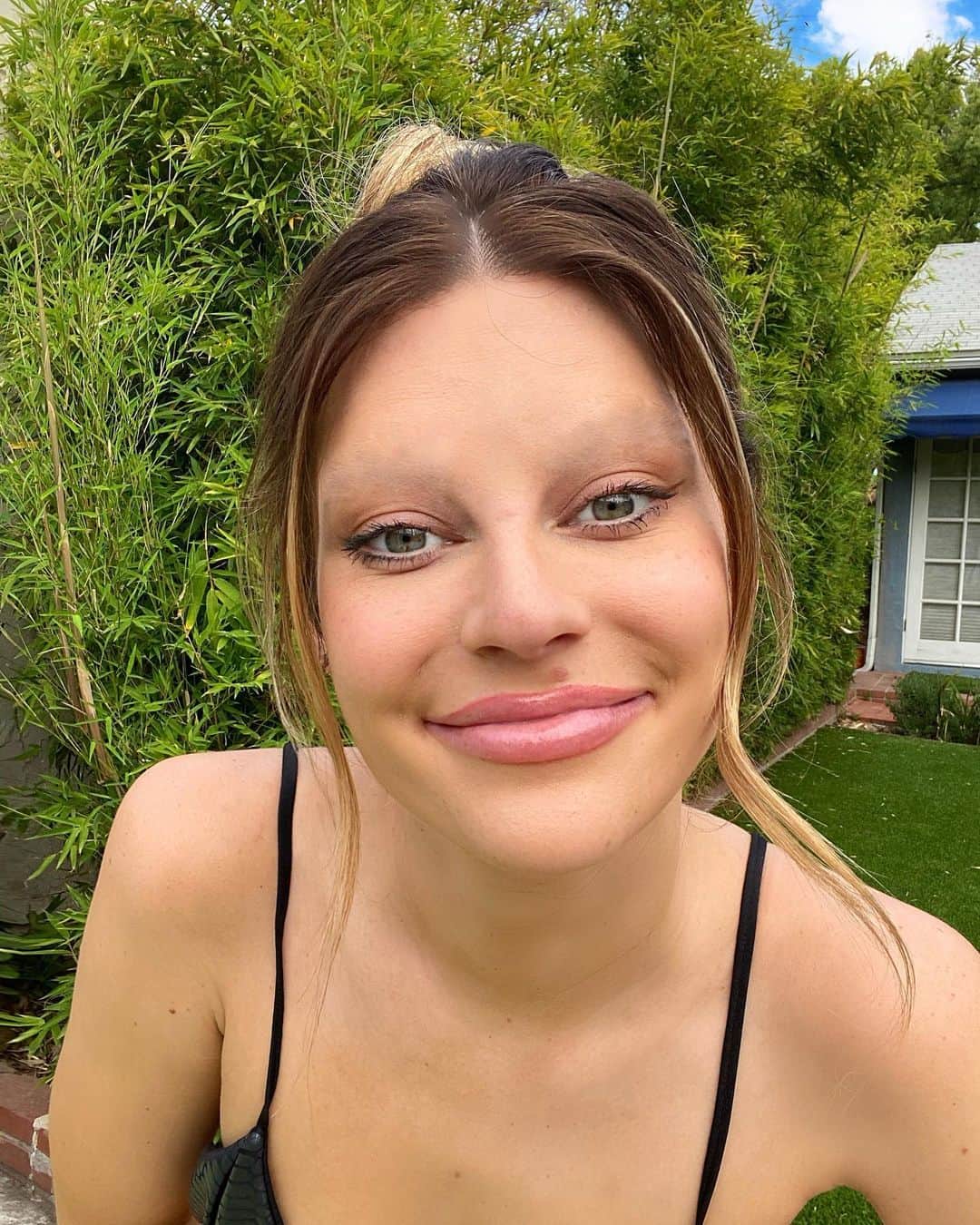 Hannah Stockingのインスタグラム：「what’s poppin?」