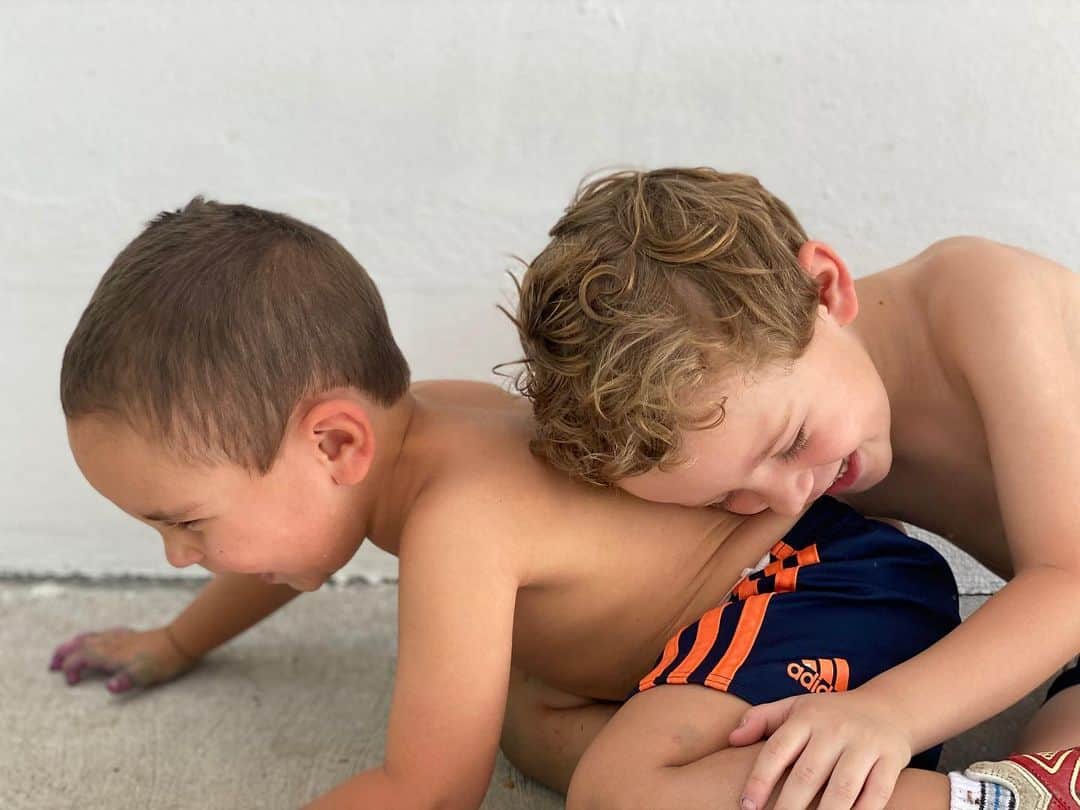 ミゲル・ラジュンのインスタグラム：「Feliz Día del niño!! 🤪😍 . #torbellinos #kids #diadelniño」