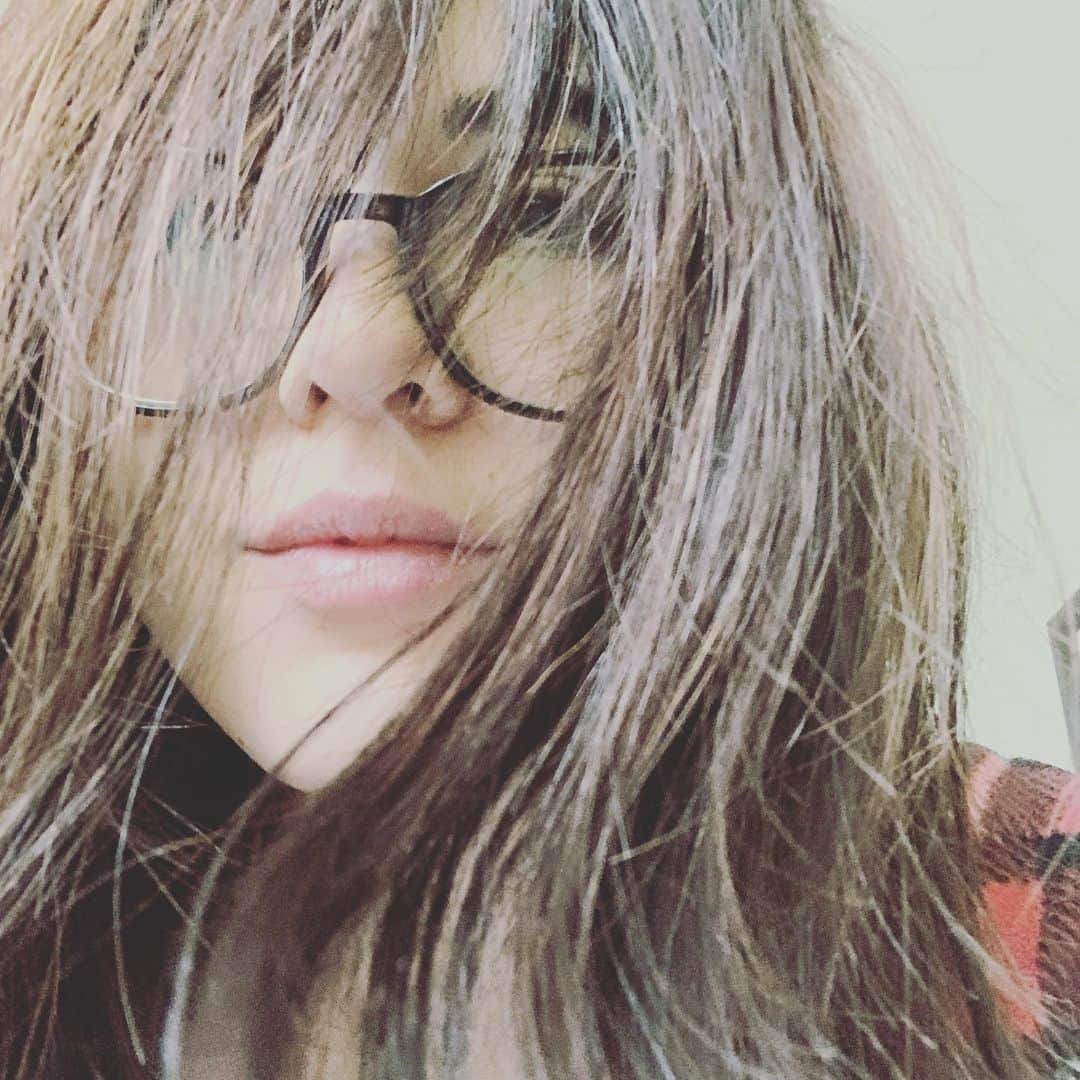 プリシラ・アーンのインスタグラム：「I’m going to sing some songs old and new tonight on IG Live - - 7pm PST 🍷 🎶  #stayhome」