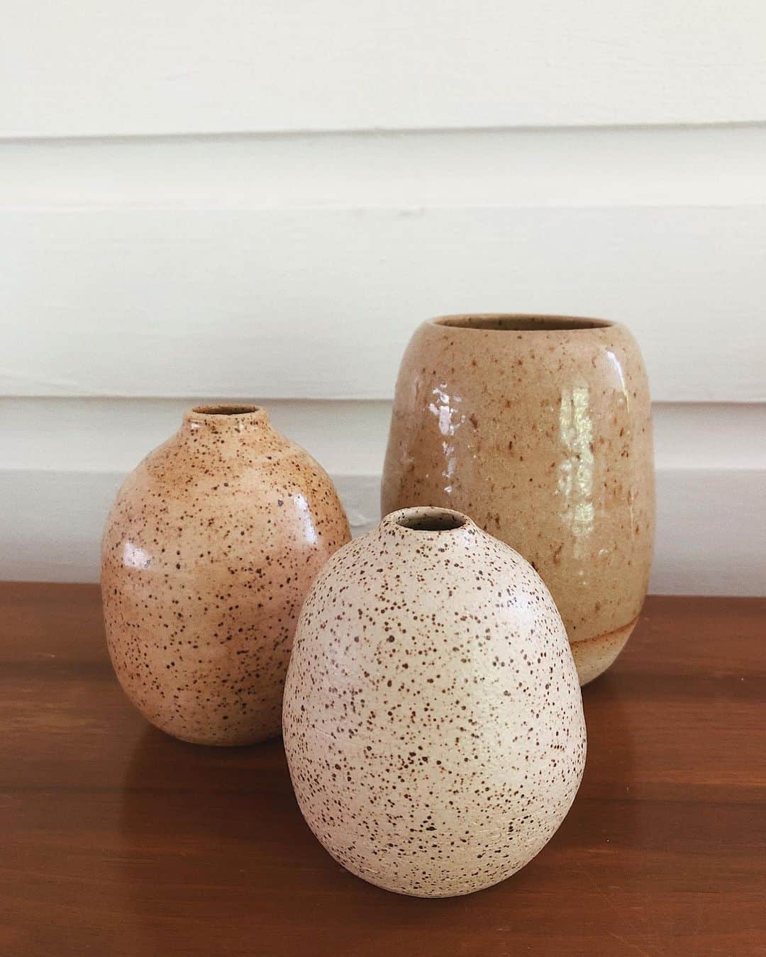 Tamikoのインスタグラム：「welcoming these babies to the world ✨🌼🥚✨ some friends asked about more little vases so I’ve been having fun adding more curves and experimenting with closed form. I have a few more in the oatmeal color, let me know if you’d like me to save you one perhaps for Mother’s Day or your home :) 最近こんなのも作っます〜どうですか？ #handmade #tamikoclaire #ceramics #curvy #vase  #陶芸 #花瓶」