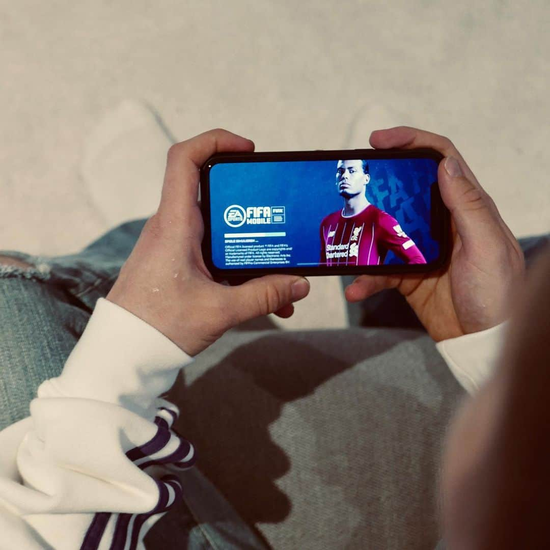 ミッチェル・ヴァイザーさんのインスタグラム写真 - (ミッチェル・ヴァイザーInstagram)「Checking out the new #adidasGMR ⚽️🎮📲💯 @adidasfootball #hometeam」5月1日 3時37分 - mitch23elijah