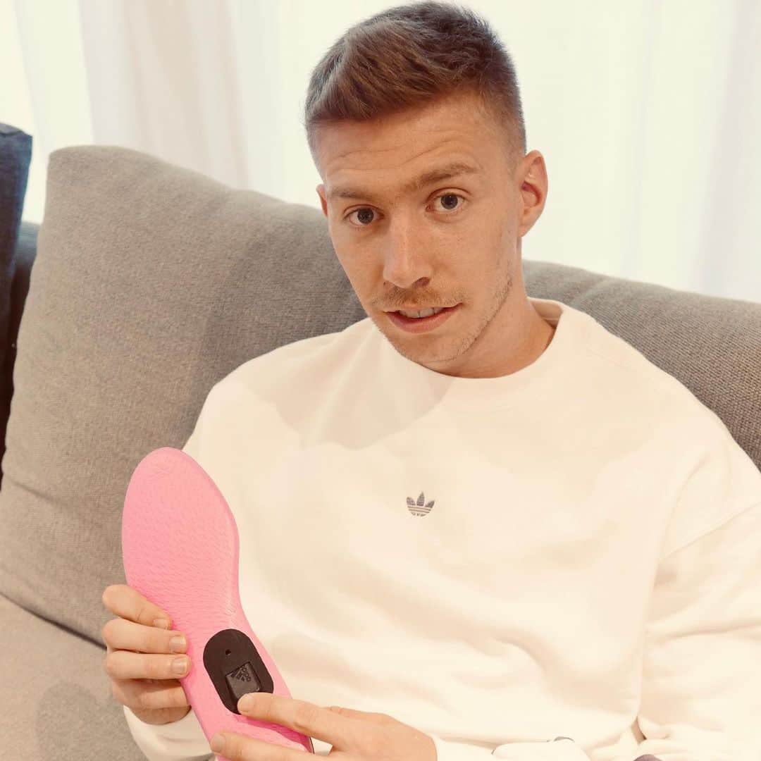 ミッチェル・ヴァイザーのインスタグラム：「Checking out the new #adidasGMR ⚽️🎮📲💯 @adidasfootball #hometeam」