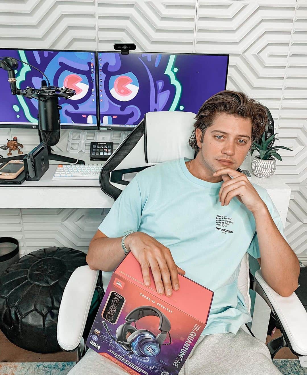 クリス・ギャルヤのインスタグラム：「I’m about to go live with the homies on @callofduty Warzone in the @chipotle Warzone Challenge TODAY at 12pm PT/3pm ET. Head to my link in bio to join 👆 Excited to try out these new @jblaudio Quantum Ones! #LiveFromWarzone」