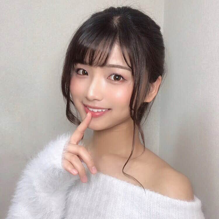 山本ゆうかのインスタグラム：「田中みな実ちゃんみたいな女性になりたい。﻿ ﻿ ﻿ ﻿ そして、田中みな実ちゃんを「あの子はぶりっ子だからモテてる」﻿ と僻むような女性にはなりたくない。﻿ ﻿ ﻿ ﻿ 田中みな実ちゃんの様な女性らしい人に憧れちゃいます。﻿ まじで顔も仕草も声も全てが可愛いですよね。﻿ ﻿ ﻿ ﻿ 見た目だけでもみな実ちゃんに…！﻿ というわけでオフショルを着てみました﻿ 割とイケてる希ガス(調子ぶっこく)﻿ ﻿ ﻿ ﻿ ﻿ ✩✧✩✧✩✧✩✧✩✧✩✧✩✧✩✧✩✧✩✩✧✩✧﻿✩✧✩✧✩✧✩ ﻿ ﻿ ﻿ ﻿ 田中みな実ちゃんとは全く関係ないのですが﻿ ﻿ ﻿ よくDM、コメント等で﻿ 「ライブ配信しないんですか？」﻿ も聞かれますが、インスタライブはしておらず﻿ イチナナライブで毎日配信しています。﻿ ﻿ ﻿ ライブ配信して下さい〜！等のコメントを見ると 「あ、わいのストーリー見てくれてないんか…」﻿ としょんぼりします(´･ω･｀)笑﻿ ﻿ ﻿ ﻿ ただ、アプリインストールするのって正直手間やし﻿ 私のことが相当好きでないと、中々インストールしてもらえないんですよね…🤫笑﻿ ﻿ ﻿ ﻿ 見るだけならタダなので、アプリをインストールして ﻿ 「...ゆうか...yuuka...」でID検索して頂くか﻿ ﻿ ﻿ ウェブサイト(PC推奨)のURLも貼っておくので﻿ 喋ってるとこ見たいなあという方は気が向いたら見てみて下さい。﻿ 潜りでも全然大丈夫です。﻿ ⬇︎﻿ https://17.live/profile/r/8140437﻿ ﻿ ﻿ ﻿ そのイチナナライブで﻿ 5/1〜5/16まで新人限定イベントが開催されます。いえーい。﻿ ﻿ ﻿ そして、今回はいつも応援してくださってる方に﻿ イチナナ内で、プレゼント企画を開催しています﻿🎁 1対1のテレビ電話が出来たり﻿ 手紙、チェキ、オリジナルメッセージ動画など﻿ 他にも沢山用意しました🎉﻿ 少しでも喜んで頂けたら嬉しいです…﻿ ﻿ ﻿ ﻿ ﻿ ﻿ ﻿ ﻿ #portrait #ポートレート #ポートレートモデル  #関西サロモ #被写体 #フリーモデル #lovers_nippon  #黒髪 #オフショル #田中みな実 #bigolive #イチナナライブ #17live #イチナナライバー #17liver #ライブ配信 #配信者 #17media #17直播 #17主播 #美女主播 #主播 #Streamer #streamergirl」