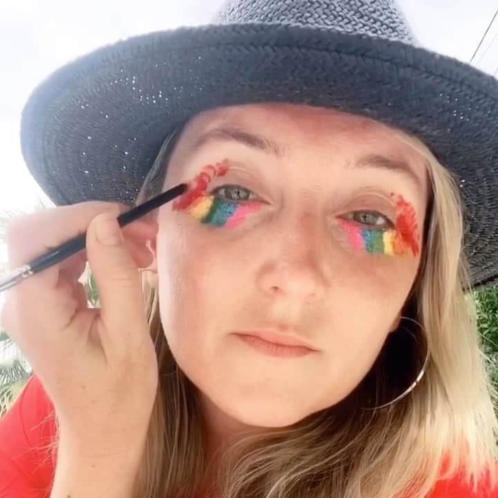 JO BAKERのインスタグラム：「S H O U T • O U T 🌈 ....to all the #mums and #dads who are sick to the back teeth of #peppapig ‼️SOUND ON ‼️ Also chose this rainbow palette to bring awareness and give thanks to the #🇬🇧 @nhswebsite #nhsheroes #nhsstaff in their admirable front line fight against #covid19  #thankyou 🙏🏻 ....i love how united #greatbritain is with #clapfornhs at 8pm on Thursday’s. Makes me feel closer to all of my friends and family in the UK who I miss so deeply at this time!! #jobakermakeupartist #using #art and #makeup and #creativity to stay sane!! 💋 #thankyounhs #kidsathome #homeschooling ....(avail for kids art lessons via zoom !! Lol)」