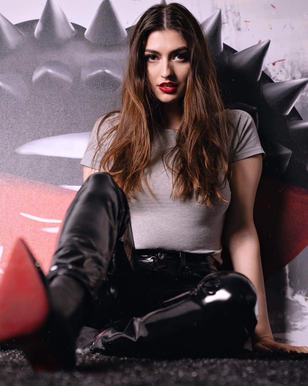 レイチェル・レビンのインスタグラム：「I put on red lipstick and heels so I could look cute alone in my living room today!! When was the last time you got all dressed up? was it like 3 months ago when this quarantine started or.. 📷 @shotbyzach」