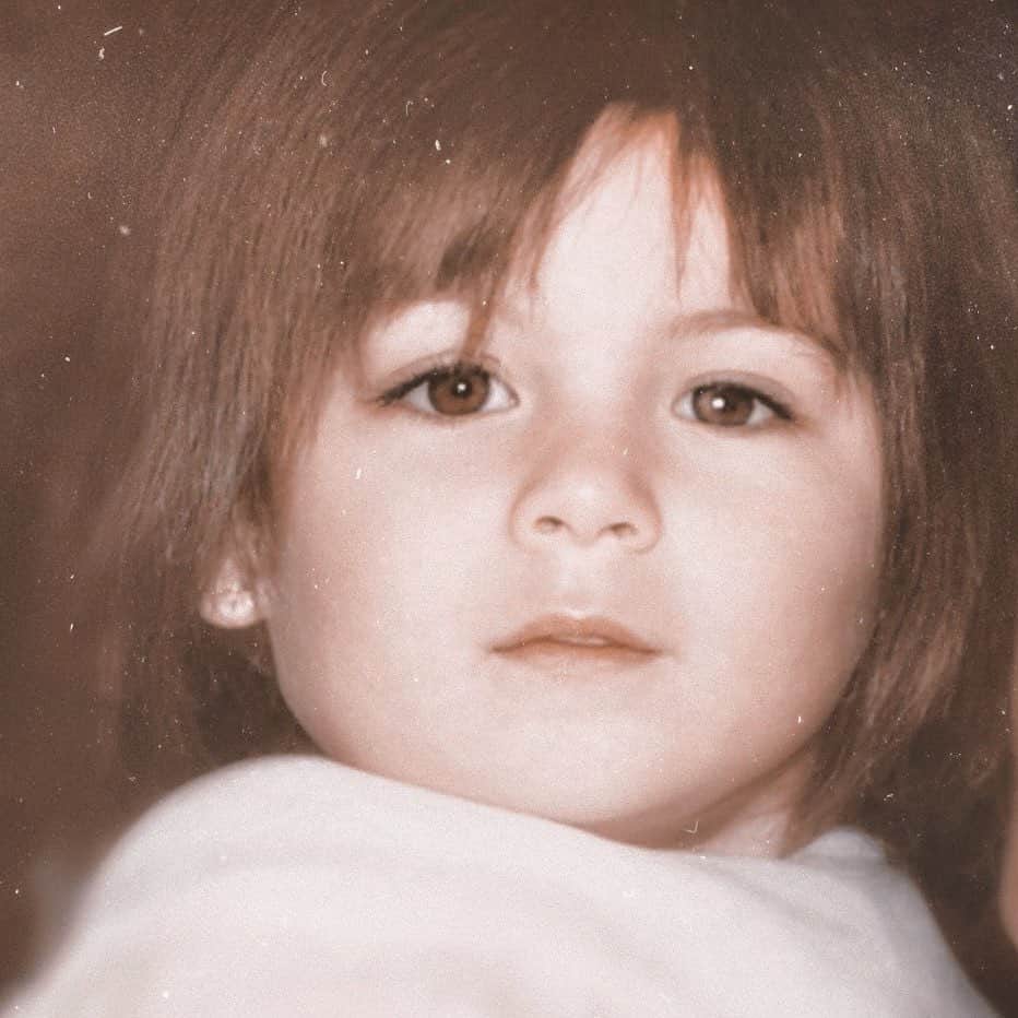 Ana Brenda Contrerasのインスタグラム：「Sé el Adulto que necesitabas cuando eras niño 🤗💙 cuidémoslos y cuidemos el planeta que les dejamos. #felizdiadelniño ❤️」