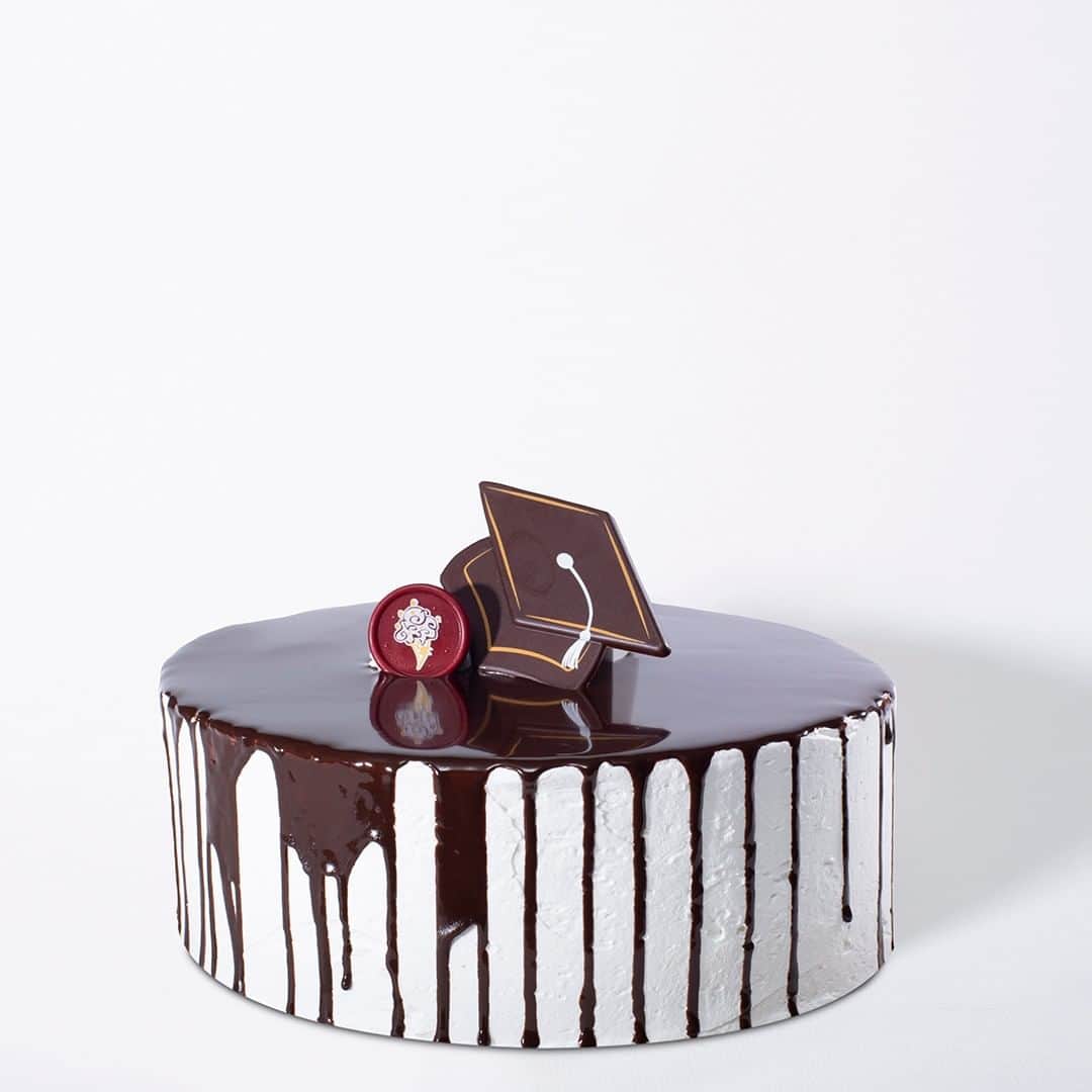 コールド・ストーン・クリーマリーのインスタグラム：「Congrats grad, you've earned it! The perfect cake for a virtual graduation party! Tall Dark & Delicious™ Cake is filled with Devil's Food Cake, Sweet Cream Ice Cream with Brownies and Chocolate Ice Cream with OREO® Cookies wrapped in fluffy White Frosting and cascading Fudge Ganache and topped with a Chocolate Graduation Cap 🎓」