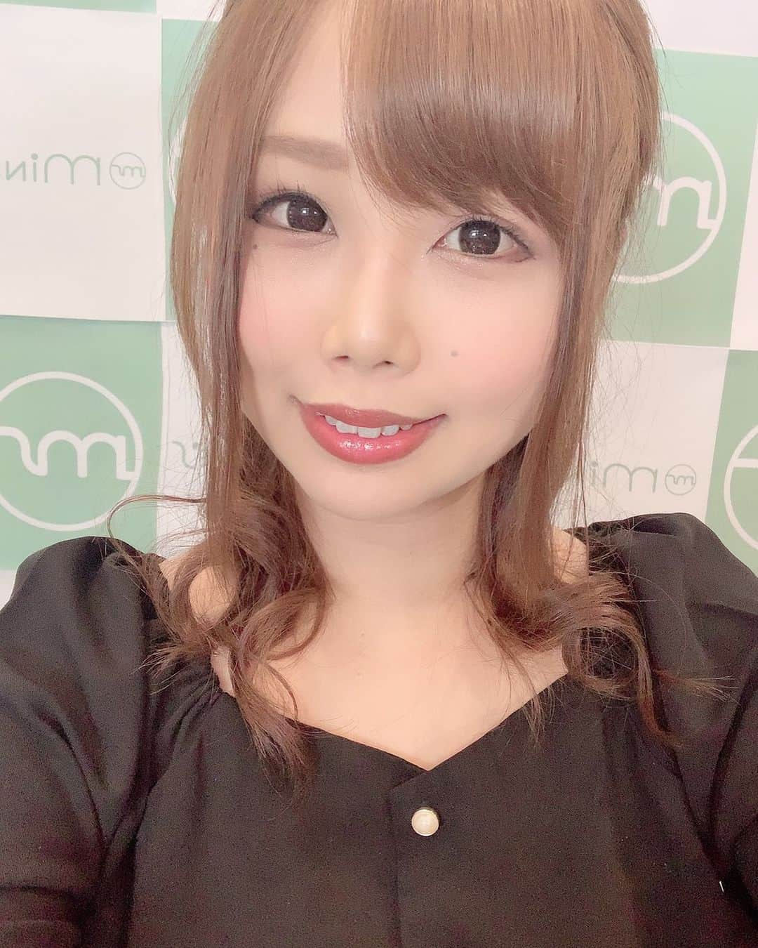 瀬乃ひなたさんのインスタグラム写真 - (瀬乃ひなたInstagram)「マインズツイキャス2回目に出た時の🤳 背景もできてて好きな色でかわいかった♪ . . . #セクシー女優　#av女優　#マインズ　#マインズ娘　#ツイキャス」5月1日 4時52分 - hinapiyosanchi