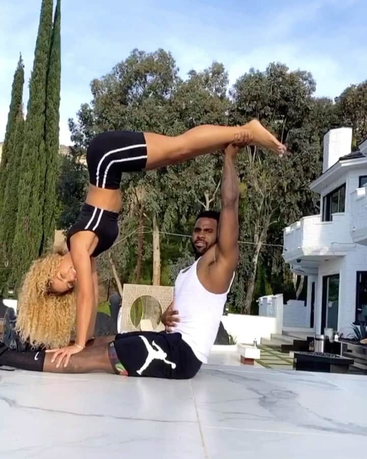 のインスタグラム：「We took this challenge & made it harder have y’all tried it? 🦾 @jasonderulo (tik tok @ jenafrumes) @vengaboys #vengachallenge」