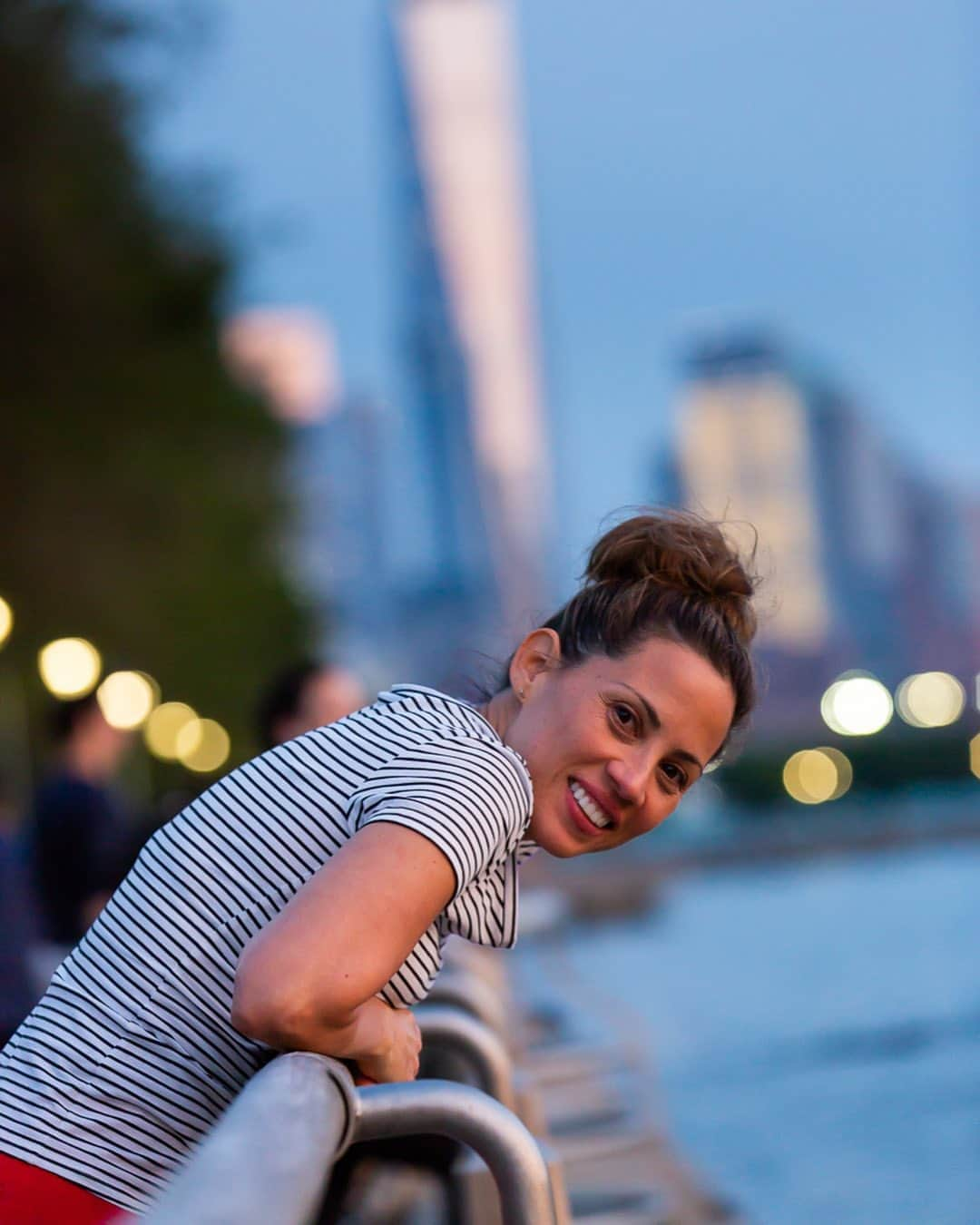 エリザベス・ロドリゲスのインスタグラム：「This picture was taken by my dear friend and kick ass photographer @mikiodo sometime last year. We were walking on the Hudson River after eating tacos at Chelsea Market and catching a magical sunset. I like this picture. Please stay safe. #nyc #ilovenewyork  #freedomtower #home #photography #friends #love #tbt #throwback #natural」