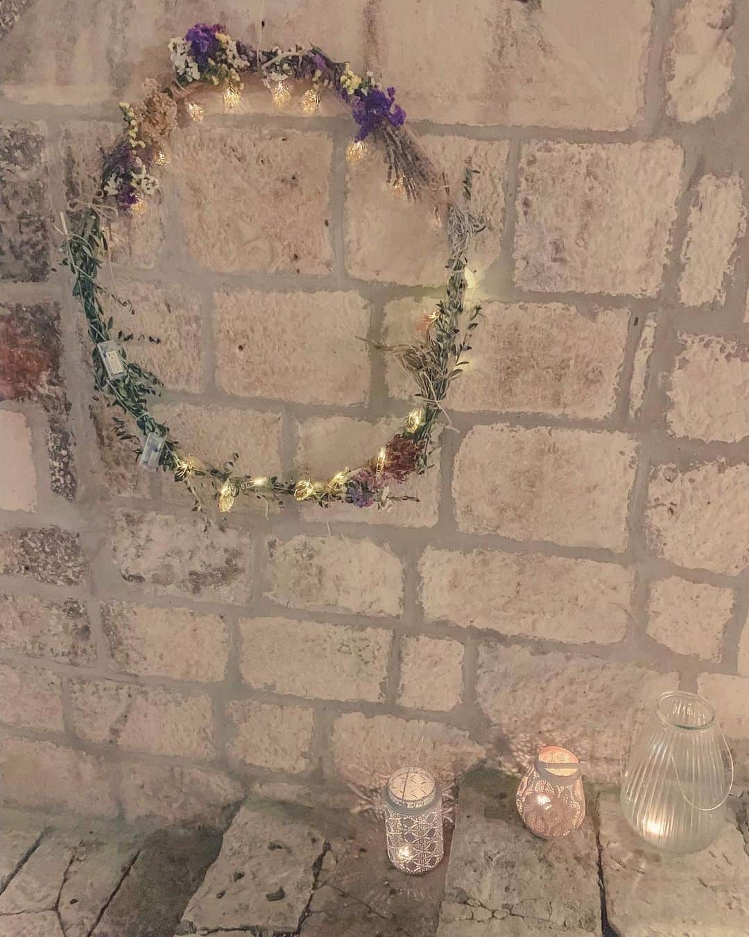 meg rockのインスタグラム：「🇭🇷 #2019 #september #summer #eurosummer #summer2019 #throwback #tb #beforequarantine #memories #croatia #korcula #europe #euro #eu #oldtown #flowers #lamps」