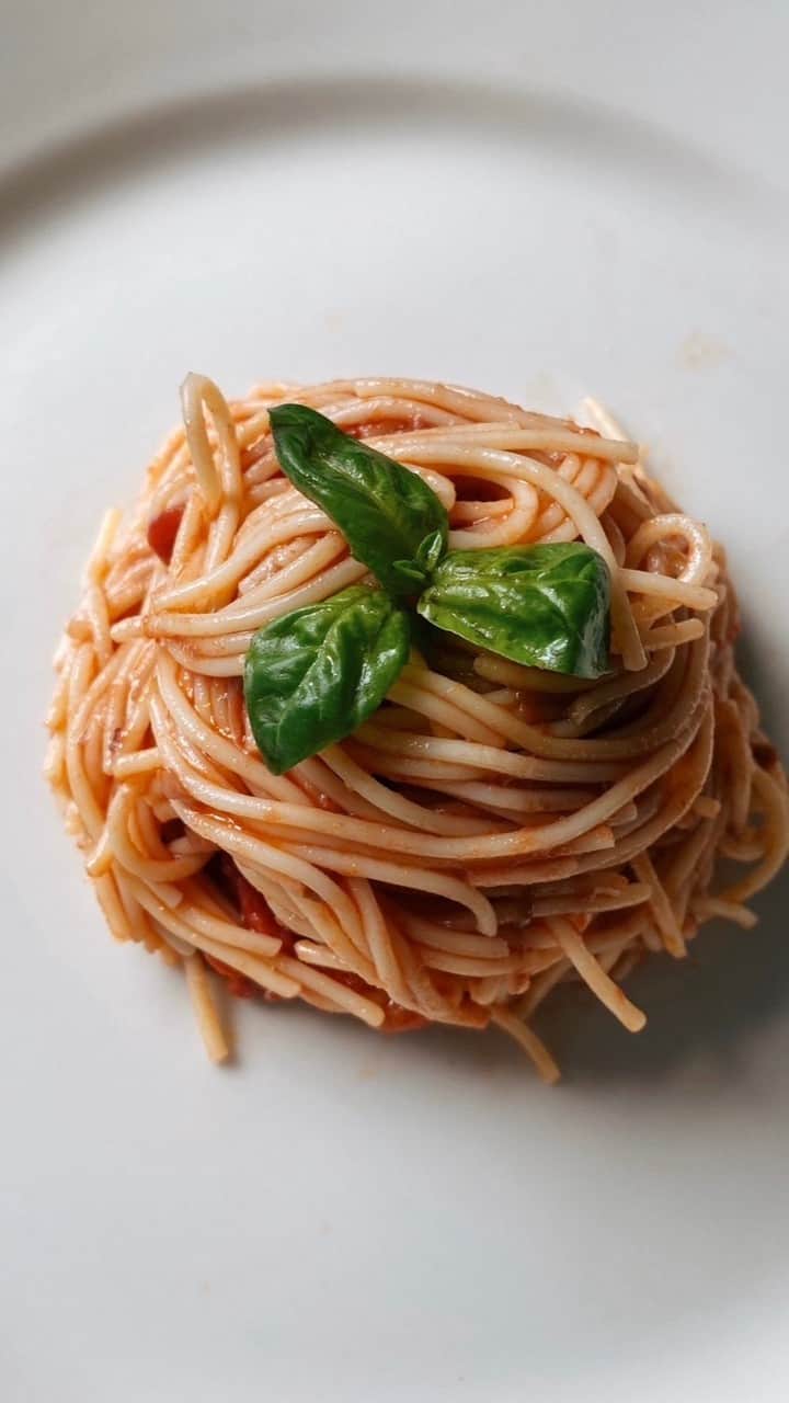 のインスタグラム：「Easy and super flavorful pasta fast to make. chef guest Jake Dietrich @jrdeets  here is the recipe have fun and enjoy.  Angel hair spaghetti  1/2 C Olive Oil 6-7 Cloves of garlic 1 Tbsp Chili Flakes 1lb 12 oz Can of Peeled Whole Tomatoes (San Marzano) 3-4 Stems Fresh Basil 2-3 Bay Leaves Salt + Pepper + Sugar for seasoning」