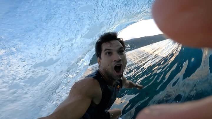 ミシェル・ボレーズのインスタグラム：「Today is a good day . After a month of being  locked in my house and not being allowed to go in the ocean , we are finally free to spend some quality time in the water . No more quarantine in TAHITI (for now). This was actually my really first wave ! I woke up super early to bit everyone and to be able to surf by myself before the crowd shows up . It worked ! 😁😁😁. The feeling of surfing is incredible but just to be back in the ocean  is priceless!  My arms felt tired after an hour and half of surfing so I decided to go IN . Stay strong people , your time will come soon 🙏🏼🙏🏼🙏🏼#backinthegame .」