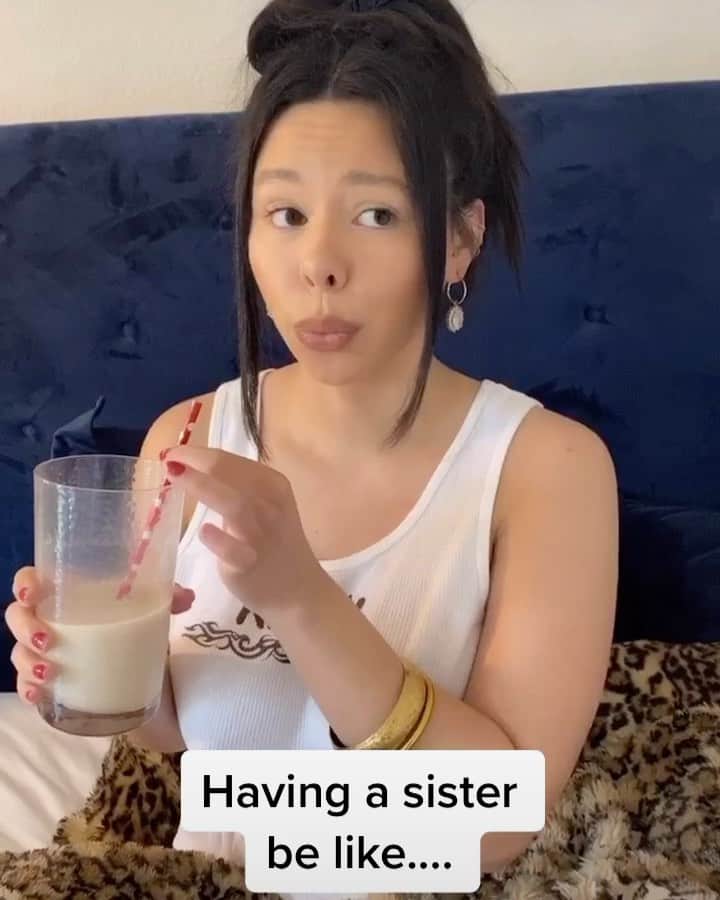 シエラ・ラミレスのインスタグラム：「i know we’re not the only ones lol @savannahramirez i love you tho🥺 leave a ‘🙋🏻‍♀️’ if you have a sibling that steals your clothes follow me on TIKTOK! @cierraramirezofficial」