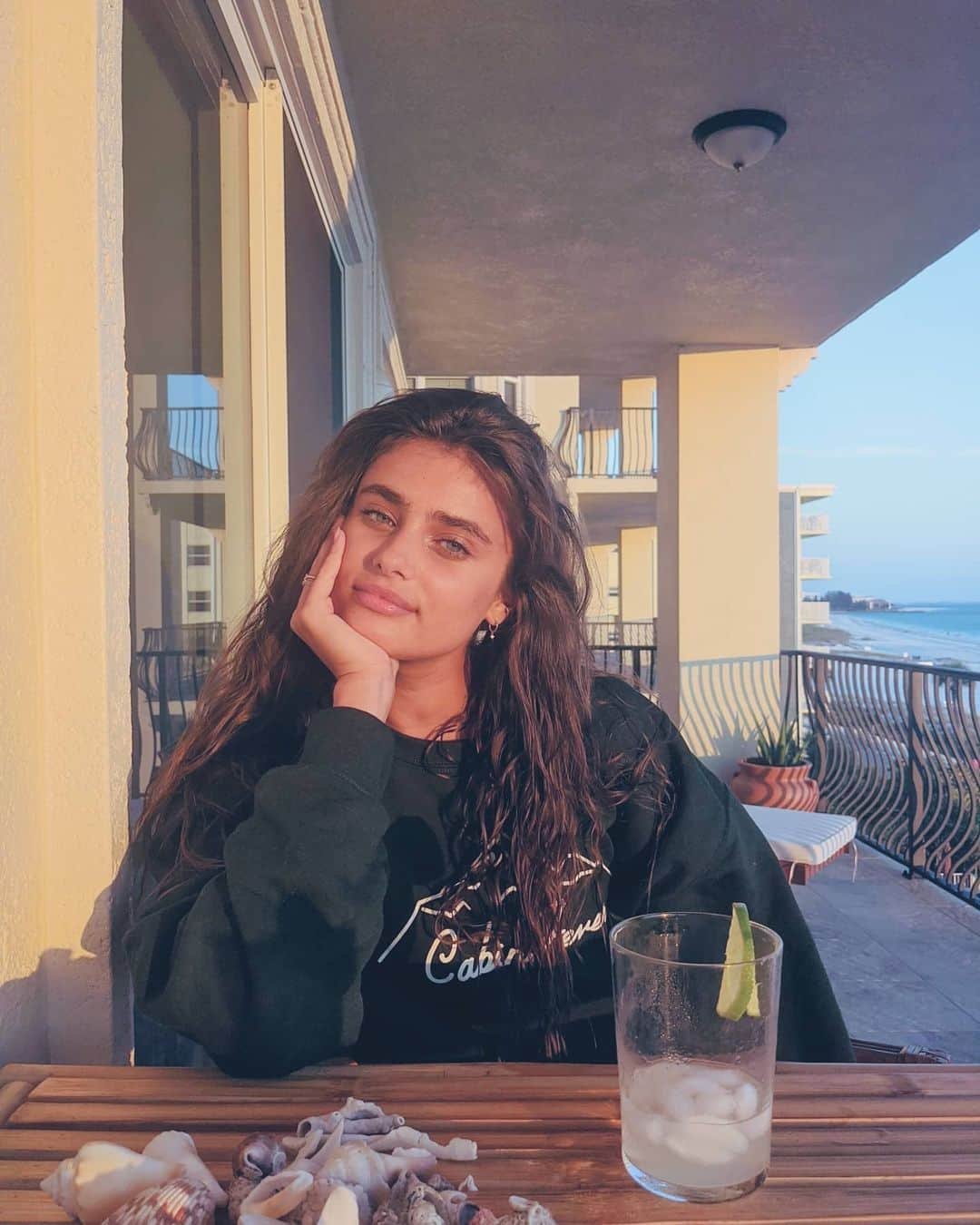 テイラー・ヒルさんのインスタグラム写真 - (テイラー・ヒルInstagram)「Contemplating Ft. Tequila 🌅」5月1日 6時05分 - taylor_hill