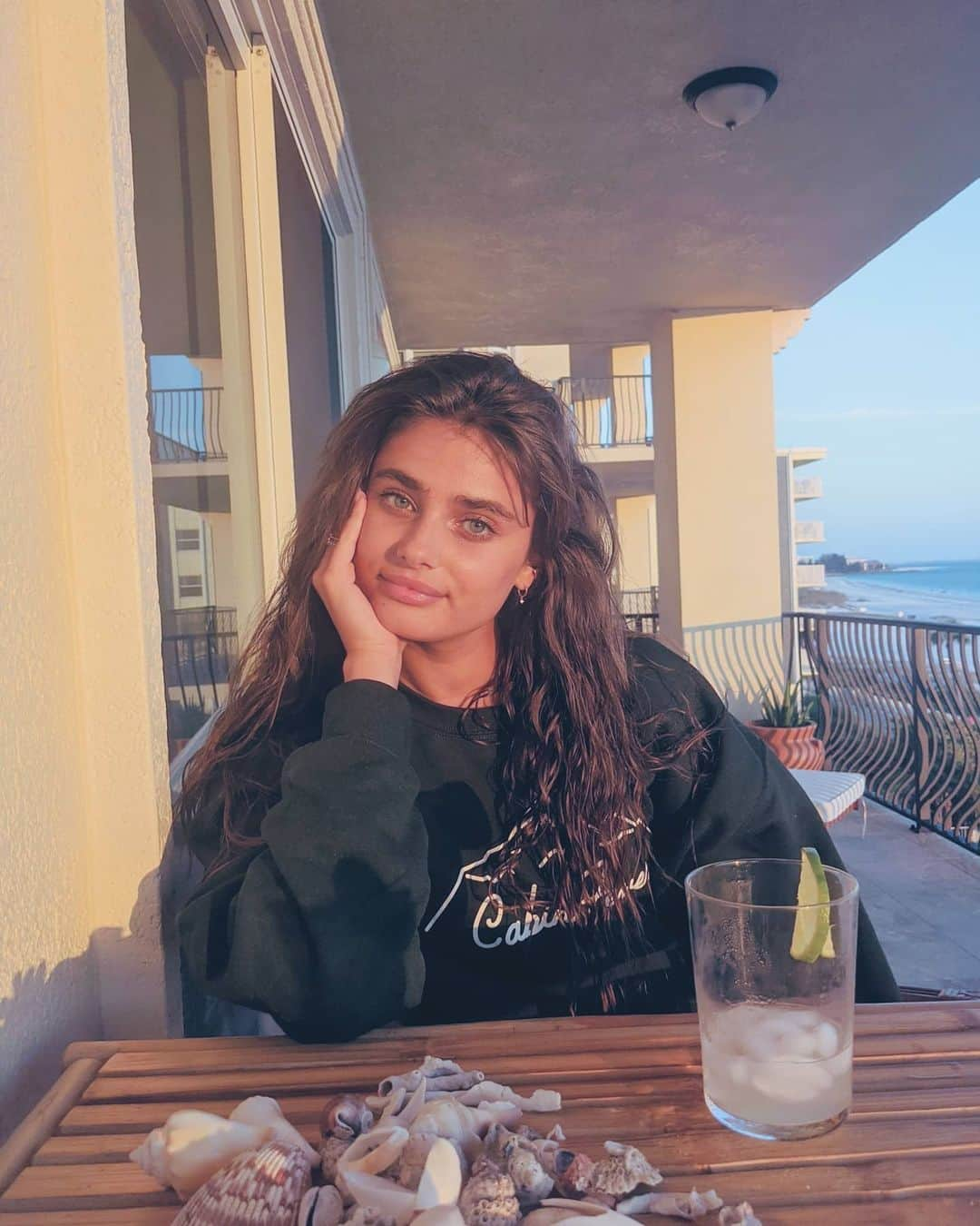 テイラー・ヒルさんのインスタグラム写真 - (テイラー・ヒルInstagram)「Contemplating Ft. Tequila 🌅」5月1日 6時05分 - taylor_hill