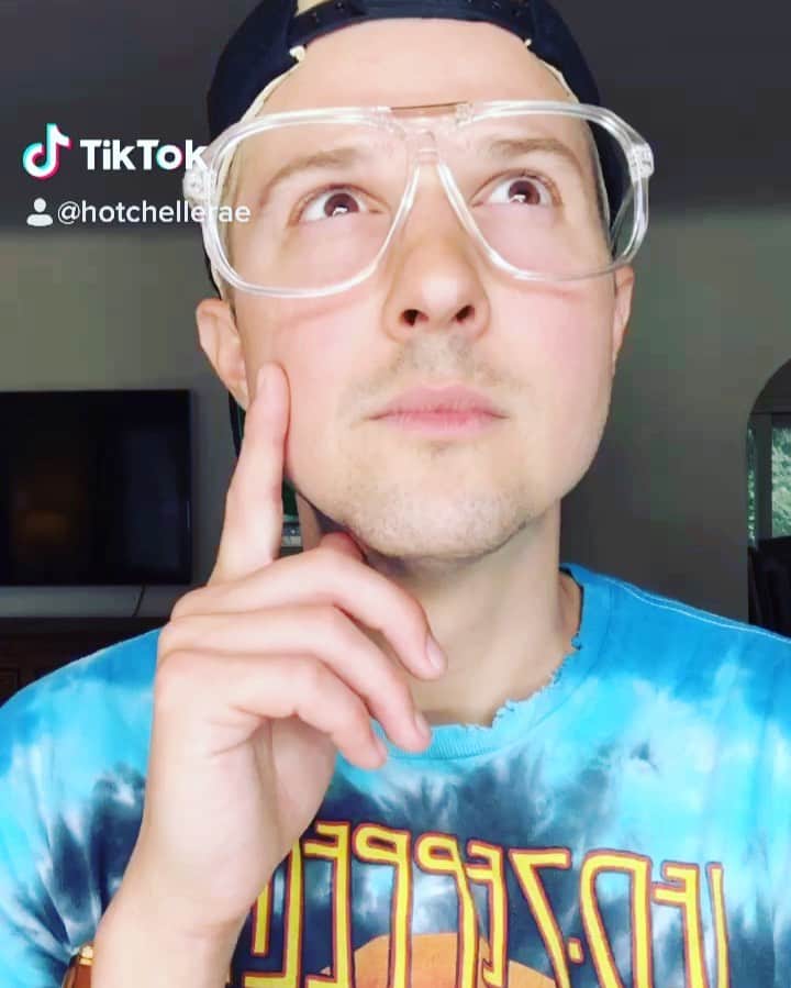 のインスタグラム：「Yeah, so I am a doctor now💁🏼‍♂️」
