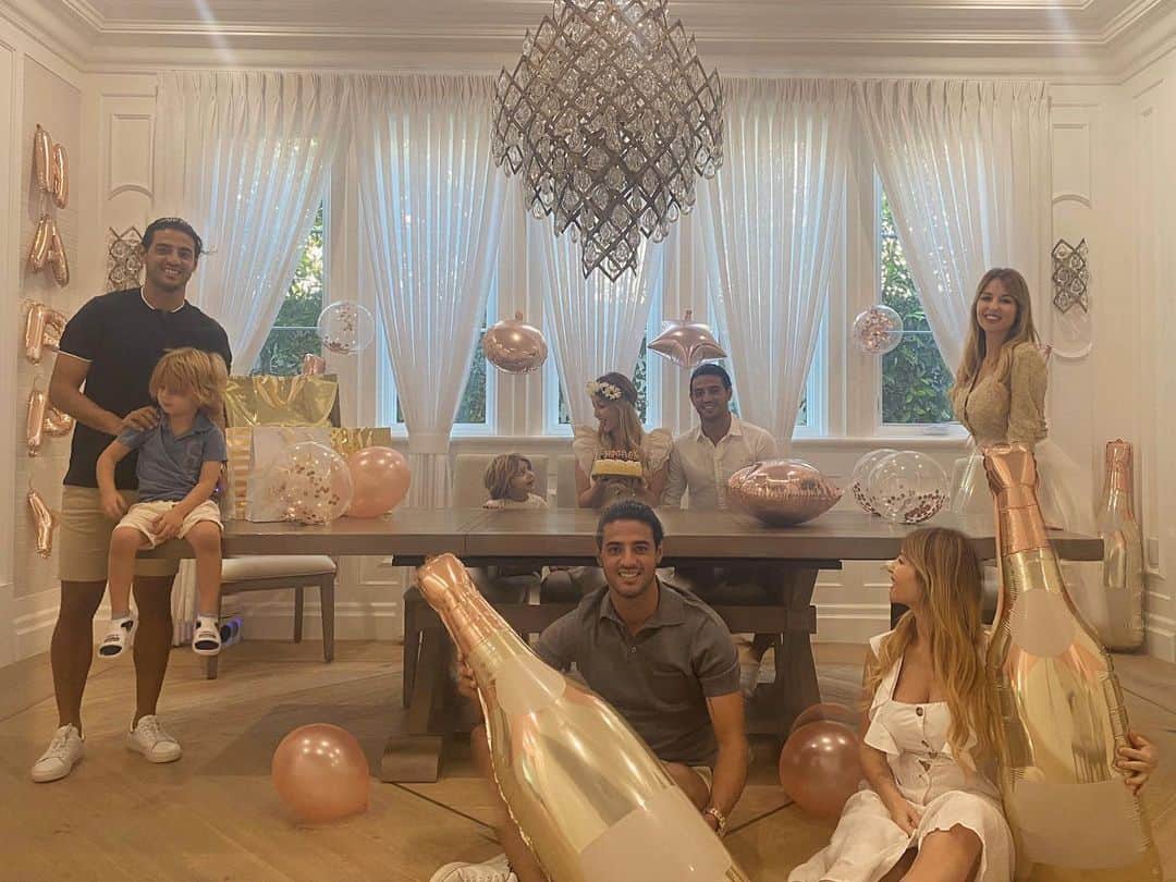 カルロス・ベラのインスタグラム：「Cuarentena?? Aquí se hace fiesta de cumple si o si 🥳🥳 🍾🍾」
