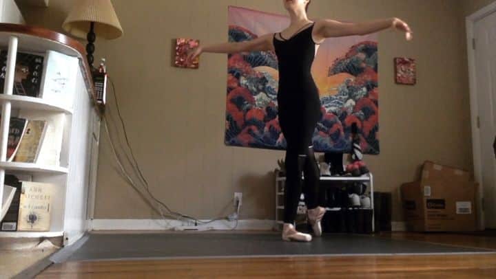 Lily Saito (齊藤莉理)のインスタグラム：「Thankful and feeling blessed for @NashvilleBallet ❤ For not giving up and carrying on and finding the way to innovate, explore all the things we can do to keep the artist in us alive and still striving for more. Blessed to still be able to work from home and work on getting back to dancing after my injury at the beginning of the year. 💪🏻 #NBStrong #ThankYou #CountYourBlessings 😭❤🙏 • Leotard from @keithlinkdancewear 🙌🏼❤」