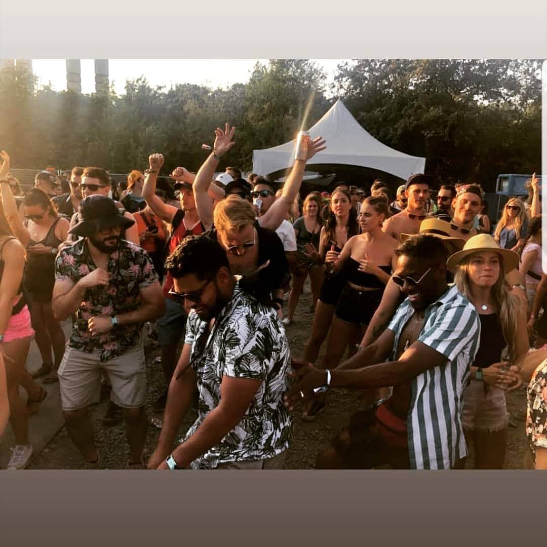 のインスタグラム：「Too bad outside is dead😪 . . . . #festivalseason #outside #theboys #dance」