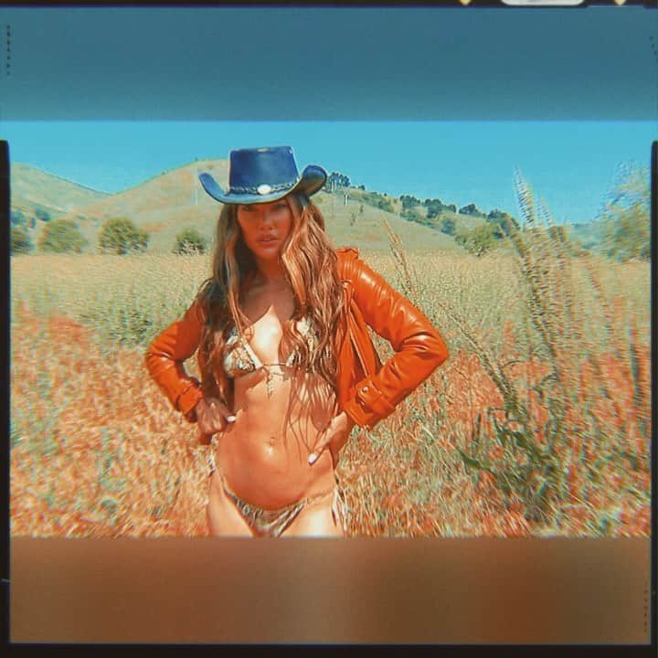 ジャクリーン・マッキネス・ウッドのインスタグラム：「Drank an iced latte, put on full glam half naked in my bathroom with the music blasting..My girls know.. that is a f*^%ing vibe. I miss that sh*^t...That getting ready part...with my girls.. #thepregamebeforetheturnup」