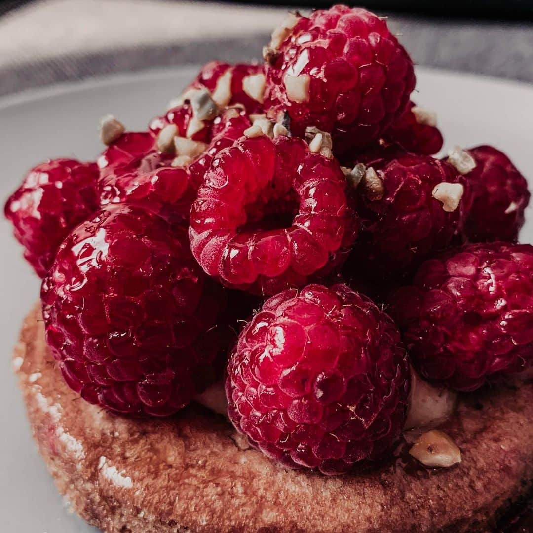 meg rockのインスタグラム：「one of my fav #boulangeriebio 🥐🥖🧁 #2019 #september #summer #eurosummer #summer2019 #throwback #tb #beforequarantine #memories #boulangerie #bio #framboise #tart #nicefrance #frenchriviera #cotedazur #france #eu #euro #europe」