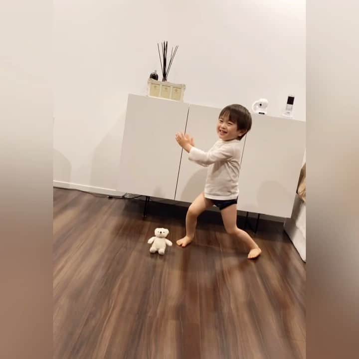 田中涼子のインスタグラム：「::::記録::::﻿ ﻿ 3/1  はじめて歩いた日♪﻿ お風呂溜まるまで遊んでたときに﻿ 最初気づかずムービー録ってて﻿ たまたま録れた♪﻿ ﻿ さすがに2人目は私のリアクション冷静だなぁ﻿ ﻿ ﻿ ﻿ 4/14  あれからまた歩かなかったけど﻿ ゆっくりゆっくりと歩数を伸ばして﻿ 1ヶ月半かけてヨチヨチ歩きに♪﻿ すぐ転けるのでもうあったかいのにコロコロに着せてました﻿ ﻿ ﻿ 5/1  もういつの間にかハイハイ卒業してる(;_;)﻿ 赤ちゃん期のいろいろな卒業は﻿ いつも気づいたら終わっていて、、泣ける﻿ もっと毎日ムービー録っとかなきゃ!﻿ #1歳1ヶ月 #3歳2ヶ月 #2児育児　#はじめて歩いた #よちよち歩き」