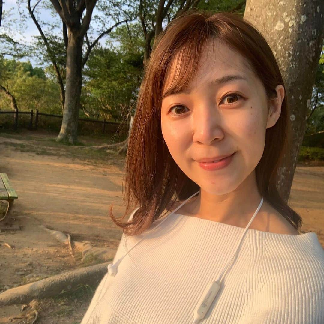 小野澤玲奈さんのインスタグラム写真 - (小野澤玲奈Instagram)「ゴミ出しが一番だった今朝、﻿ 思い立って山を登った﻿ ﻿ おはようございます！を交わすと気持ちがいい☺️﻿ (ださい帽子が恥ずかしかった…)﻿ ﻿ ５月は緑と風が一番いい🍃﻿ ﻿ こんな素敵な景色を見ながらも考えるのはコロナのこと。。﻿ ﻿ 帰って手を洗って鏡を見たら﻿ ほっぺで虫をキャッチしていた☺️﻿ . . 紫外線が強めの５月 でも太陽が好きめな私﻿ 今朝は#ホワイトショットインナーロック を飲んでいきました☀️﻿ ﻿ 最近はサプリがどんどん増えて減らせない現象。 ﻿ きょうはお篭り美容デーにしようかなぁ💅🏻﻿ ﻿ #休日の朝 ﻿ #思わぬ早起き﻿ #思わぬ登山 ﻿ #小さい山だけど ﻿ #ハード系散歩 ﻿ #収束を願う朝﻿ #どすっぴん  #pola #ホワイトショット ﻿ #飲む日焼け止め #美白サプリ﻿」5月1日 7時32分 - reina.onozawa