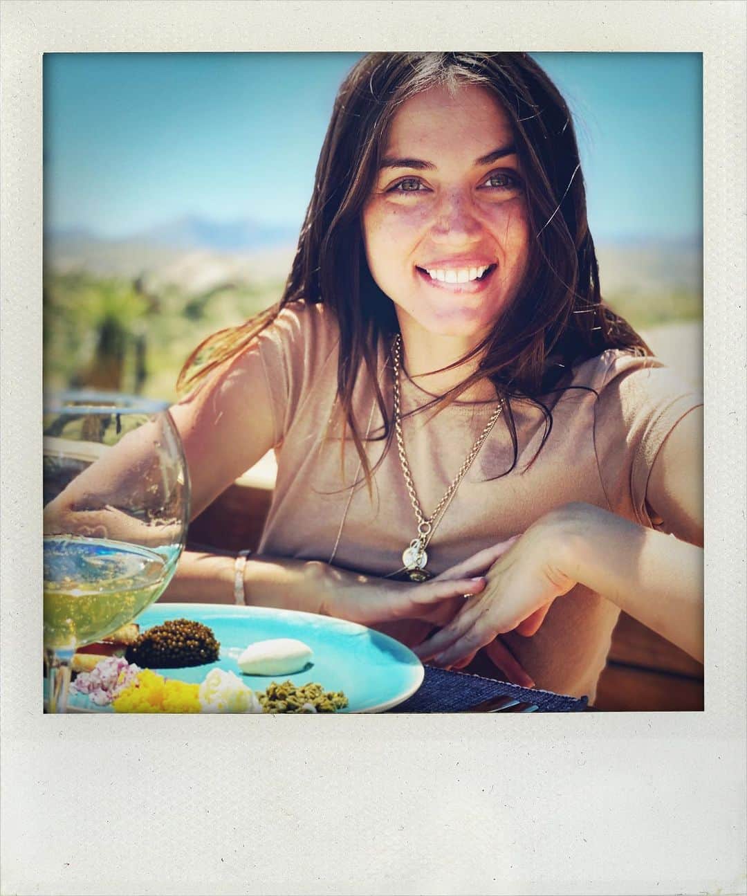 アナ・デ・アルマスのインスタグラム：「Thank you all so much for the birthday wishes and love! Cheers to another great year. 🎉🌈💕🙏🏻🌸🌹✨🎈 Gracias a todos por los mensajes de cumpleaños y el amor. Un brindis por otro año maravilloso.」