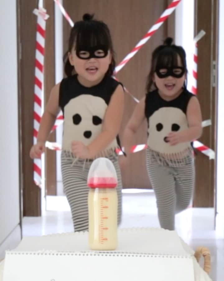 MOMOツインズのインスタグラム：「Some say he’s the best out there! Nothing comes between him and his milk #agentluke 👶🏻🍼 100% milk from mama, easy-to-grip baby bottle from @pigeonsingapore」